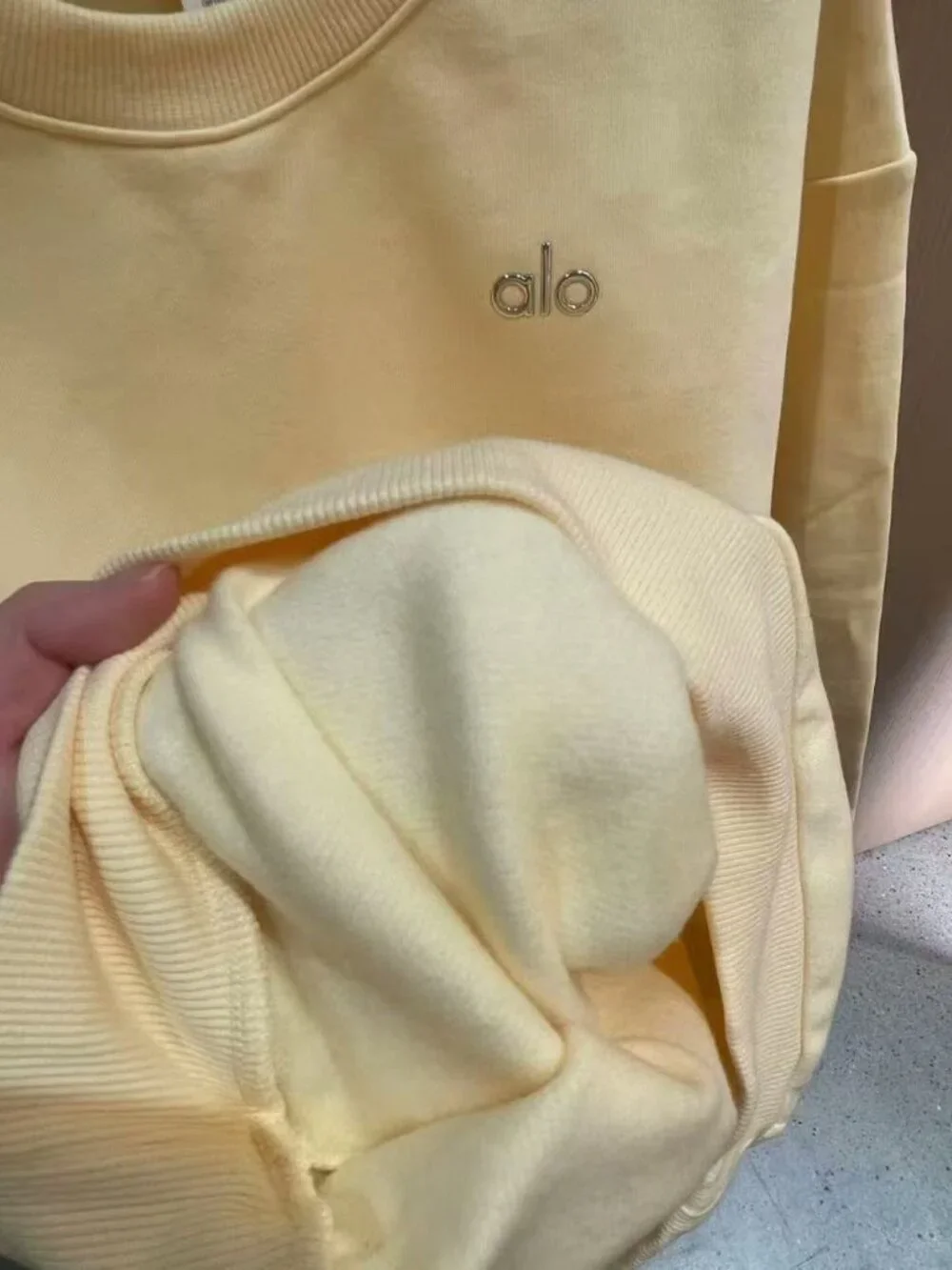 Alo Yoga Cropped Accolade Crewneck And Short Set Limited Candlelight Yellow Auth - Picture 4 of 5